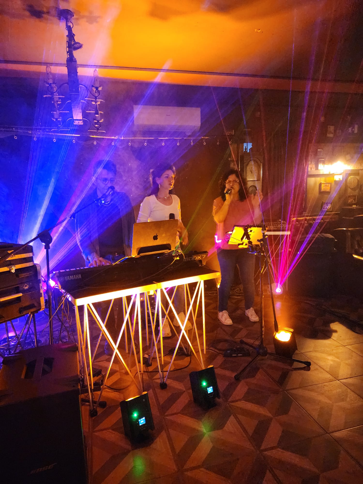 Replay live sul palco con luci e laser